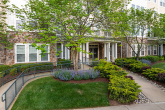 Lakeland Ridge Condominiums in Gaithersburg, MD - Foto de edificio - Building Photo