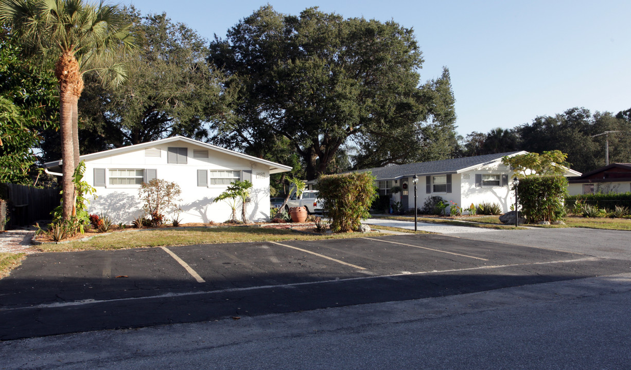 2029 Sandrala Dr in Sarasota, FL - Foto de edificio