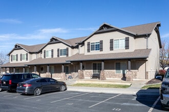 Oakwood Apartments in Roy, UT - Building Photo - Building Photo
