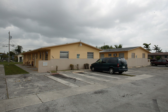 101 W 12th St in Hialeah, FL - Building Photo - Building Photo