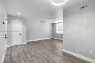 1885 W 56th St in Hialeah, FL - Building Photo - Building Photo
