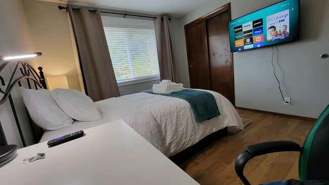 1803 N 200th St, Unit 116 in Shoreline, WA - Building Photo - Building Photo