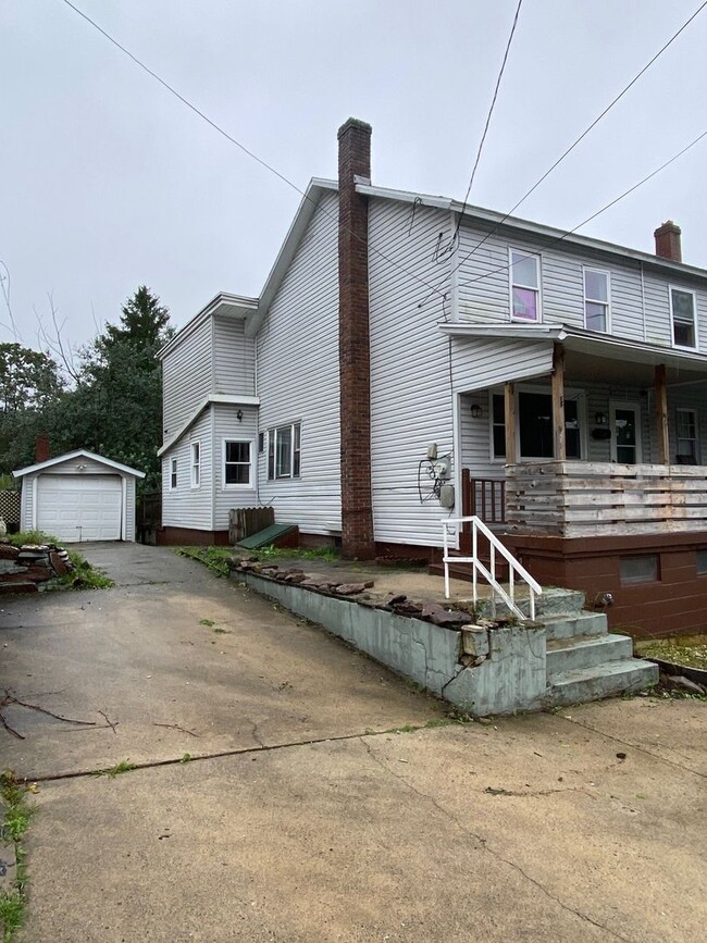 16 Andrewsville St in Lansford, PA - Building Photo - Building Photo