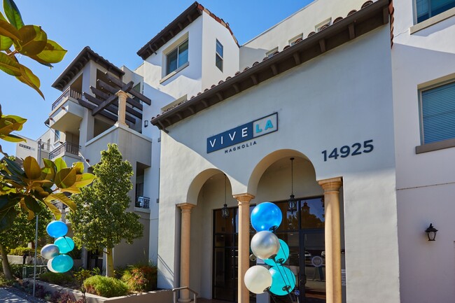 Magnolia in Sherman Oaks, CA - Foto de edificio - Building Photo