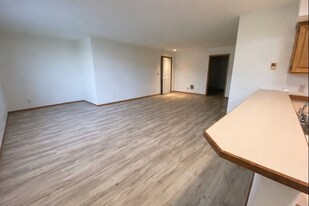 180 NW Hwy 101 in Waldport, OR - Building Photo