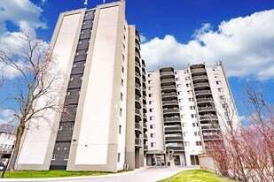 Evans Apartments in Toronto, ON - Building Photo