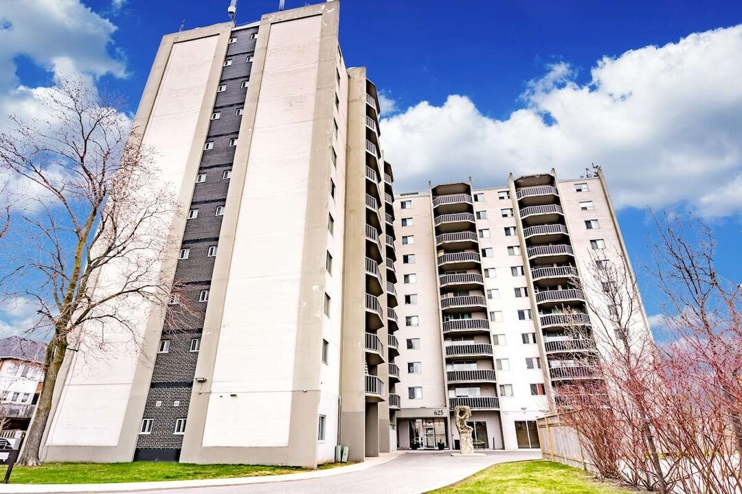 Evans Apartments in Toronto, ON - Building Photo