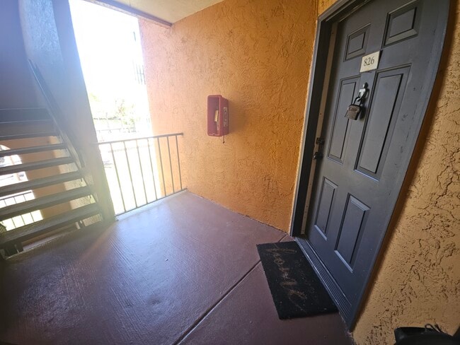 4658 Commander Dr, Unit 826 in Orlando, FL - Foto de edificio - Building Photo