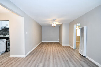 958 S Garey Ave in Pomona, CA - Building Photo - Interior Photo