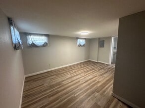 1604 11th St, Unit Lower Level in Emmetsburg, IA - Foto de edificio - Building Photo