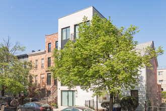 42 Rochester Ave in Brooklyn, NY - Foto de edificio - Building Photo