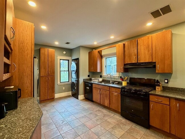 21 Chetwynd Rd, Unit 1 in Somerville, MA - Foto de edificio - Building Photo