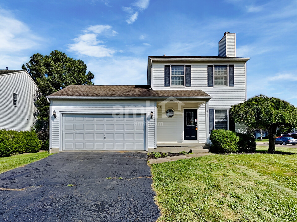 825 Whitehead Dr in Pataskala, OH - Building Photo