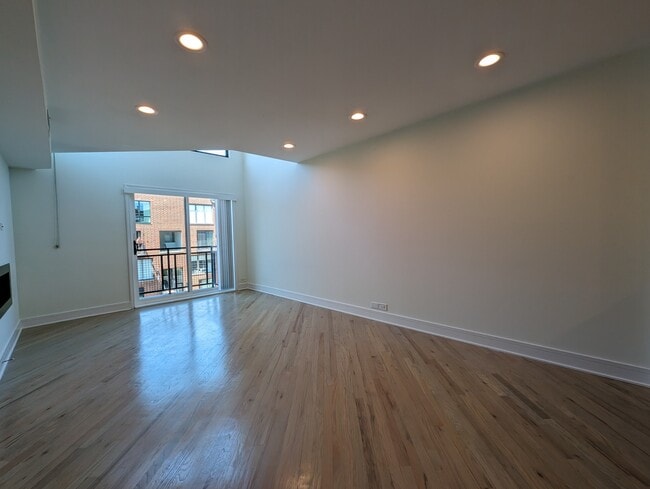 1014 W Grace St, Unit #944-D202 in Chicago, IL - Building Photo - Building Photo