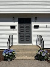 33 Atherton Rd in Foxboro, MA - Foto de edificio - Building Photo