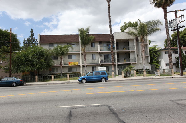 Saticoy Villa Grande in Canoga Park, CA - Building Photo - Building Photo