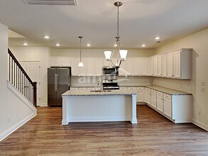 1357 Lomond Dr in Nashville, TN - Foto de edificio - Building Photo