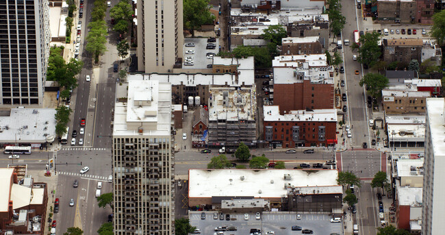 Old Town Luxury Suites in Chicago, IL - Building Photo - Building Photo