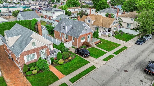 1066 Russell St in Franklin Square, NY - Building Photo - Building Photo