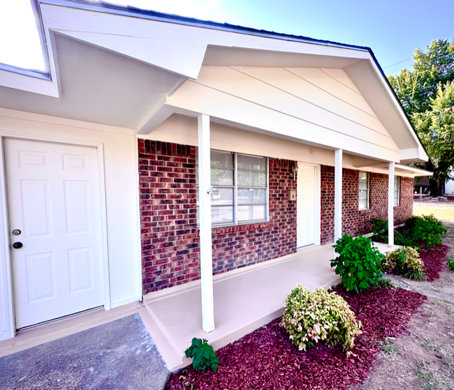 1215 Indiana St in Graham, TX - Building Photo - Building Photo