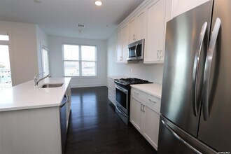 516 Marina Pointe Dr in East Rockaway, NY - Building Photo - Building Photo