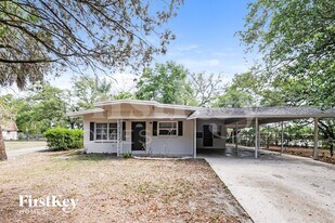 9305 N Forest Hills Dr in Tampa, FL - Building Photo