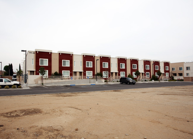 Baker Street Village in Bakersfield, CA - Foto de edificio - Building Photo