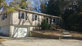 676-678-678 Oak Summit Rd in Millbrook, NY - Building Photo