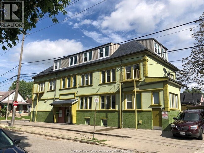 401 ON-401 in Windsor, ON - Building Photo - Building Photo