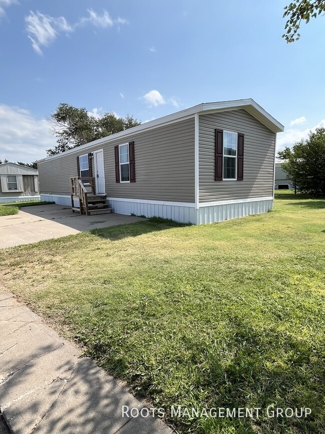 108 Darcie Dr in Hays, KS - Building Photo - Building Photo