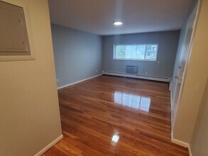 4 Oakcrest Rd, Unit 33 in Boston, MA - Building Photo - Building Photo