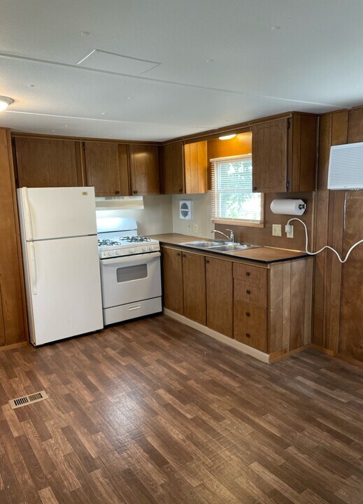 2006 E Prospect Rd in Ashtabula, OH - Building Photo