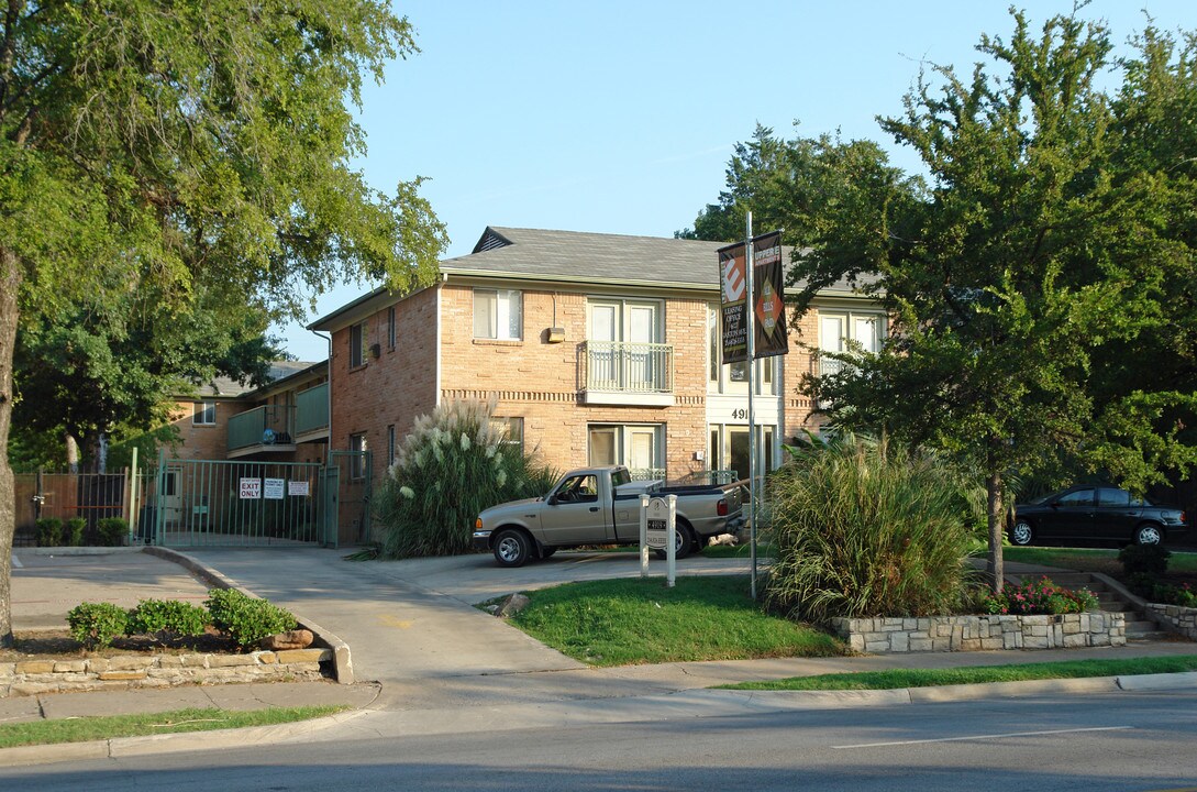 Upper E - The Oaks (OLD) in Dallas, TX - Building Photo