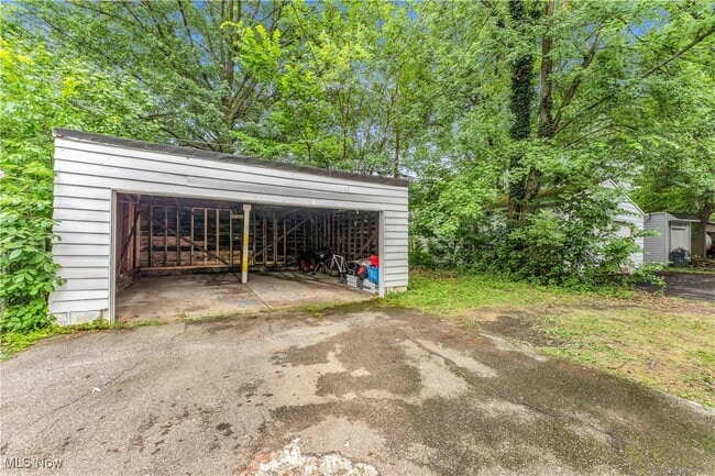 property at 915 Helmsdale Rd