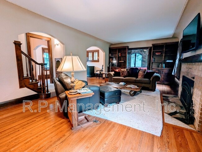 1720 Hillcrest Ave in St. Paul, MN - Foto de edificio - Building Photo