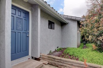 915 Valley Dr in Vista, CA - Building Photo - Building Photo