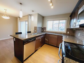 1784 Cunningham Way SW in Edmonton, AB - Building Photo - Building Photo