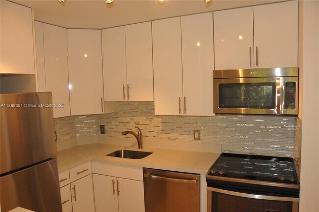 10765 Cleary Blvd in Plantation, FL - Building Photo - Building Photo