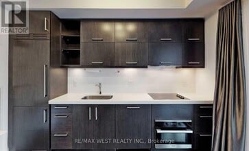 65 St Mary St in Toronto, ON - Building Photo - Building Photo