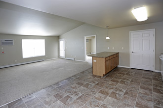 Custer Crossing & Ravenwood Apartments in Dickinson, ND - Building Photo - Interior Photo