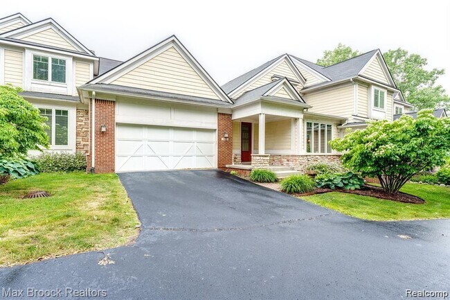 1050 Oakwood Dr in Bloomfield Hills, MI - Building Photo - Building Photo