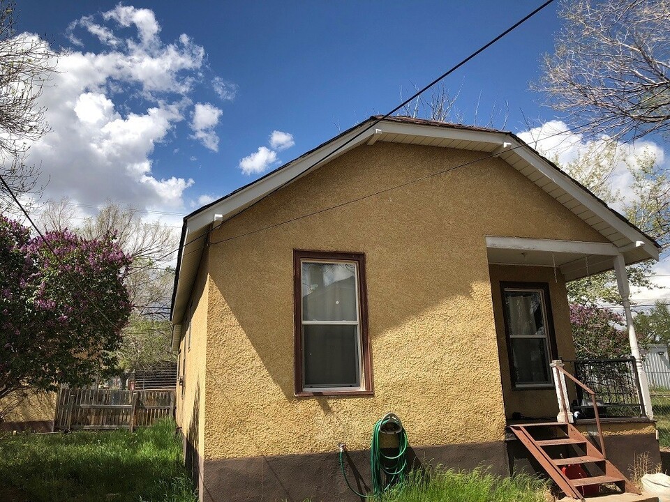 911 1/2 W Maple St in Rawlins, WY - Building Photo