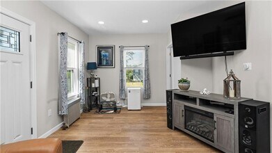 11 Ivy St in West Warwick, RI - Building Photo - Building Photo