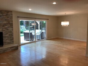 41 Oakleaf Ave in Oak Park, CA - Building Photo - Building Photo