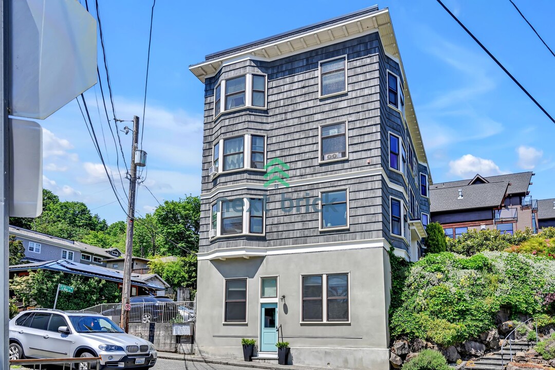 317 Lakeside Ave S in Seattle, WA - Building Photo