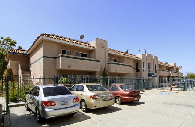 Gilbert Senior Park in Anaheim, CA - Foto de edificio - Building Photo