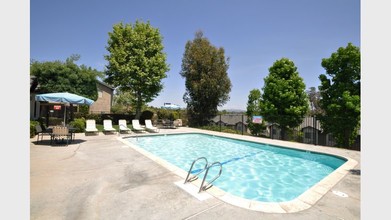 Amberwood Apartments in Fallbrook, CA - Foto de edificio - Building Photo