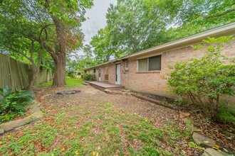 219 Longstreet Rd in Willis, TX - Foto de edificio - Building Photo