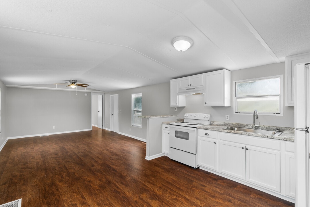 107 Jodoc Dr in Newport, NC - Building Photo