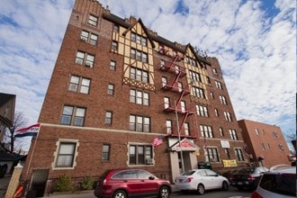 89-15 144th St in Jamaica, NY - Foto de edificio - Building Photo